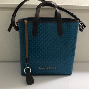Dooney & Bourke basket weave tote w/ key fob NWOT